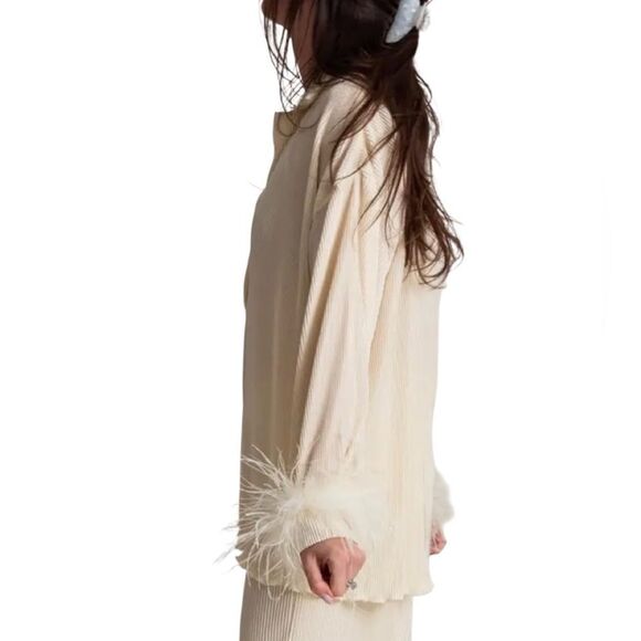 Waverles Ribbed Pleated Feather Cuff Button Down Top - Picture 5 of 10